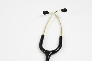 médico auriculares metido en un blanco antecedentes. foto