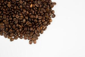 granos de café sobre un fondo blanco foto