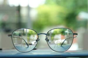 de cerca de anteojos, lente progresivo lentes foto