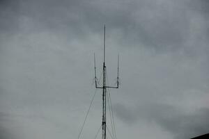 relámpago varilla torre con nublado cielo antecedentes foto