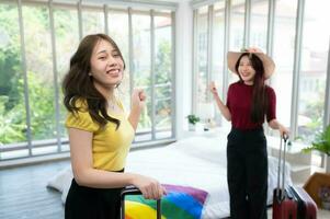 un quedarse en casa en el campo, un natural atracción Bienvenido lgbt parejas por cubrir un arco iris bandera en el colchón en un dormitorio con vista a natural belleza. foto