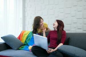 el lgbt parejas En Vivo un cómodo vida. teniendo divertido juntos felizmente foto