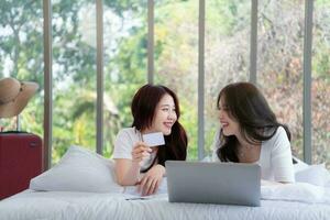 el lgbt parejas son cómodo con crédito tarjeta pagos cuando compras en línea. foto