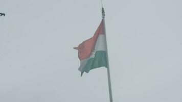 Indien-Flagge, die hoch am Connaught-Platz mit Stolz auf den blauen Himmel fliegt, Indien-Flagge flattert, indische Flagge am Unabhängigkeitstag und Tag der Republik Indien, Schuss nach oben geneigt, indische Flagge schwenkend, Har Ghar Tiranga video