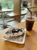 café, hielo y galletas crema en el mesa en un café foto