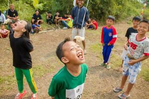 agosto 17, tasikmalaya, Oeste Java, Indonesia - niños tomando parte en un galleta comiendo competencia, cuales es un formar de celebrando indonesio independencia día en agosto 17 foto