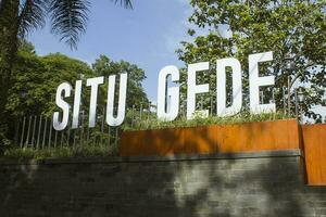 Placa de nombre en frente de el Entrada a situ gede tasikmalaya destino, Oeste Java, Indonesia foto