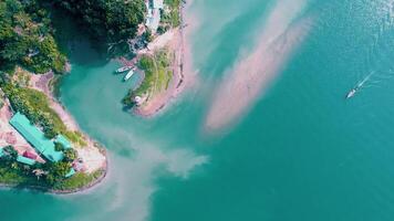 lindo lago dentro a montanha video