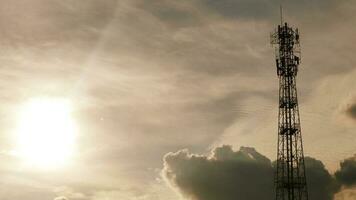 torres telefónicas utilizadas para transmitir señales al anochecer. foto