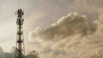 torres telefónicas utilizadas para transmitir señales al anochecer. foto