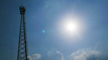 torres telefónicas utilizadas para transmitir señales al anochecer. foto