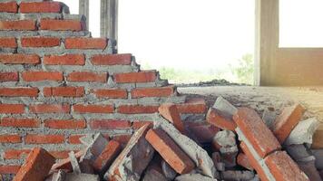 poco convencional edificio sitio el albañilería estaba descuidado, irresponsabilidad foto