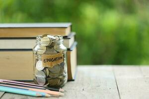 conocimiento y éxito graduación gorra en libros en contra un hermosa naturaleza antecedentes. logro desbloqueado graduación gorra y libros simbolizar educación ahorros y académico crecimiento. foto