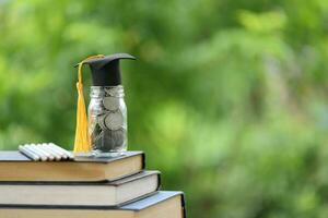 conocimiento y éxito graduación gorra en libros en contra un hermosa naturaleza antecedentes. logro desbloqueado graduación gorra y libros simbolizar educación ahorros y académico crecimiento. foto