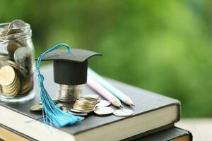 conocimiento y éxito graduación gorra en libros en contra un hermosa naturaleza antecedentes. logro desbloqueado graduación gorra y libros simbolizar educación ahorros y académico crecimiento. foto