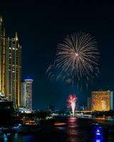 fuegos artificiales en el río en el cielo oscuro foto