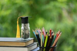 conocimiento y éxito graduación gorra en libros en contra un hermosa naturaleza antecedentes. logro desbloqueado graduación gorra y libros simbolizar educación ahorros y académico crecimiento. foto