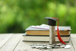 conocimiento y éxito graduación gorra en libros en contra un hermosa naturaleza antecedentes. logro desbloqueado graduación gorra y libros simbolizar educación ahorros y académico crecimiento. foto