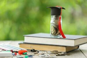 conocimiento y éxito graduación gorra en libros en contra un hermosa naturaleza antecedentes. logro desbloqueado graduación gorra y libros simbolizar educación ahorros y académico crecimiento. foto