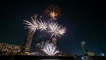 fuegos artificiales en el río en el cielo oscuro foto