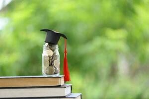 conocimiento y éxito graduación gorra en libros en contra un hermosa naturaleza antecedentes. logro desbloqueado graduación gorra y libros simbolizar educación ahorros y académico crecimiento. foto