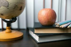 espalda a colegio con papelería antecedentes tal como libros, plumas, lápices, globo. espalda a colegio antecedentes concepto. estudiantes antecedentes concepto educación, escuela, Universidad y literatura. foto