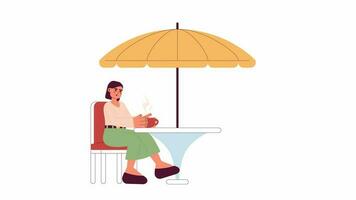 Latina Frau entspannend mit Tee Karikatur Animation. genießen trinken 4k Video Bewegung Grafik. jung Erwachsene Dame mit Kaffee Tasse beim draussen Straße Cafe 2d Farbe animiert Charakter isoliert auf Weiß Hintergrund
