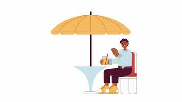 africain américain Jeune homme avec jus à café dessin animé animation. 4k vidéo mouvement graphique. souriant noir gars séance avec limonade verre 2d Couleur Animé personnage isolé sur blanc Contexte video
