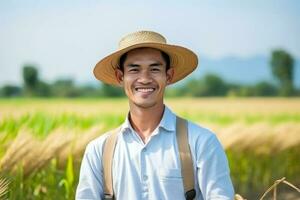 granjero en un arroz campo foto