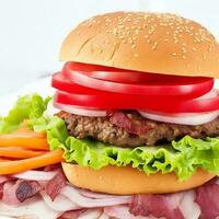 gratis foto grande emparedado - hamburguesa hamburguesa con carne de res, rojo cebolla, tomate y frito tocino