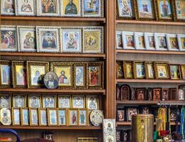un Iglesia tienda. iconos, velas y otro cristiano atributos son en venta. foto