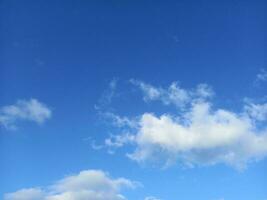 brillante azul cielo con blanco nube foto. claro verano cielo fondo diseño para antecedentes. foto