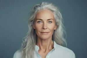 retrato de medio Envejecido europeo mujer con largo gris pelo en Copiar espacio. hermosa años modelo. foto