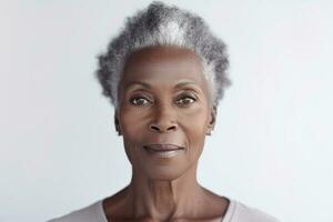 retrato de mayor africano americano mujer con corto gris pelo en Copiar espacio. maravilloso años modelo. foto