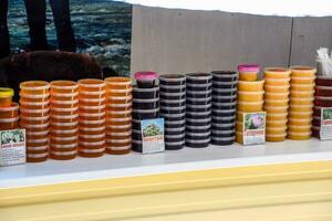 mostrador con Miel. diferente tipos de miel en latas rebaja de Miel. foto