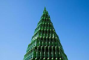 Navidad árbol de botellas de champán. creativo desde botellas vacío botellas de champán foto