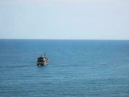 un pescar barco y el vasto mar foto