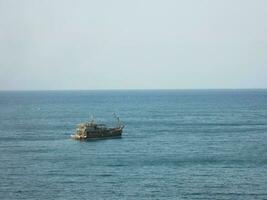 un pescar barco y el vasto mar foto