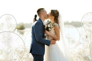 ceremonia de boda de los recién casados en el muelle foto