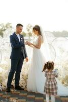 ceremonia de boda de los recién casados en el muelle foto