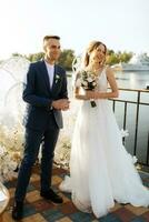 ceremonia de boda de los recién casados en el muelle foto