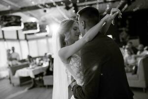 el primer baile de bodas de la novia y el novio foto