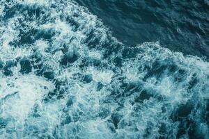 ver desde encima turquesa Oceano olas antecedentes. foto