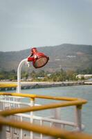 buscar ligero adjunto a el lado de un barco. foto