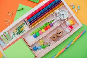 elegante de colores papelería. lugar de trabajo. organización de un cajón a el lugar de trabajo. almacenamiento y orden de oficina suministros. concepto espalda a escuela. foto