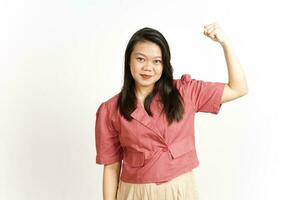 mostrando fuerza y levantando los brazos de una hermosa mujer asiática aislada de fondo blanco foto