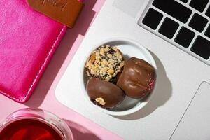 chocolate arte nueces golosinas en rosado trabajo escritorio antecedentes foto