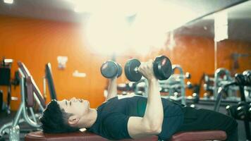 fuerte hombre hacer ejercicio en el deporte gimnasia, rutina de ejercicio ejercicio formación en aptitud yo, culturismo y saludable. video