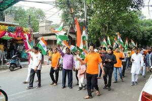 Delhi, India -15 junio 2023 - grande grupo de personas durante grande tiranga yatra organizado como parte de el azadi ka amrit mahotsav a celebrar el 76 aniversario de de la india independencia, indio bandera marzo foto