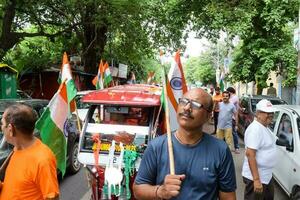 Delhi, India -15 junio 2023 - grande grupo de personas durante grande tiranga yatra organizado como parte de el azadi ka amrit mahotsav a celebrar el 76 aniversario de de la india independencia, indio bandera marzo foto